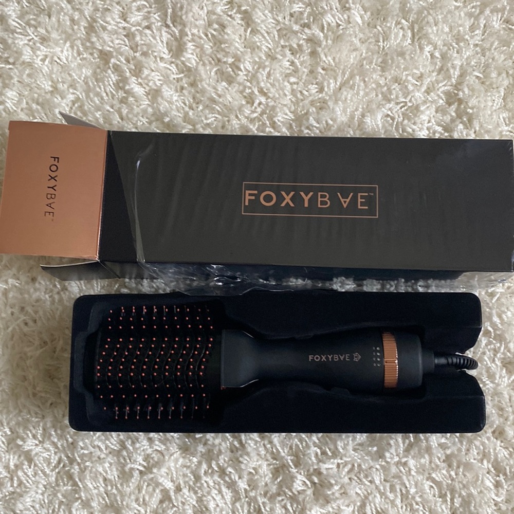 FoxyBae Blowout Brish